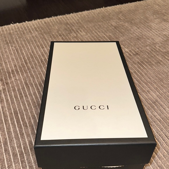 GUCCI LOAFERS WITH SIGNATURE BUCKLE DETAIL WITH BOX SIZE 9 - Picture 3 of 9